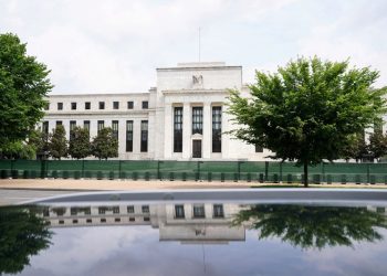 U.S. firms saw slowing economic activity in recent weeks, Fed survey shows