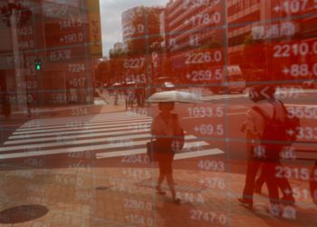 Asian shares up on Wall St tech boost, dollar extends gains on yen