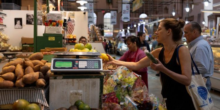 US economic activity little changed in recent weeks, Fed survey shows