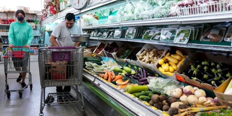 US consumers expect higher inflation and better economy, New York Fed says