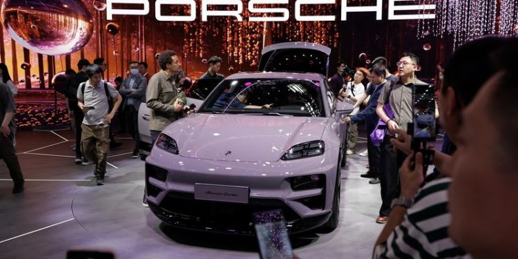 Porsche confirms 2024 earnings outlook in investor call, analyst’s note says