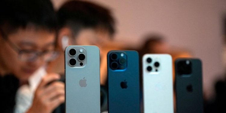 Apple kicks off 2025 with discounts in China, shares down